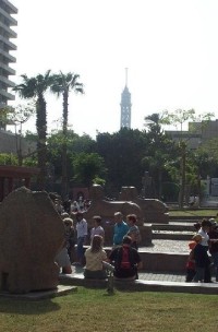Před Egyptským muzeem - v pozadí Lotus Tower