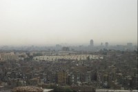 Pohled na město - uprostřed v oparu pyramidy v Gize
