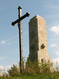 Památník padlých s křížem