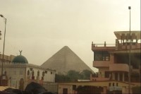 Pyramida v průzoru mezi domy na Pyramid street v Gize