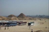 Autobusy přímo u pyramid, v pozadí město Giza