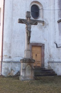 Kříž u kostela Sv.Petra a Pavla
