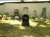 Zbytky náhrobních kamenů s památníkem
