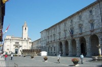 Piazza Arringo - věž katedrály San Emidio a Palazzo dell Arengo