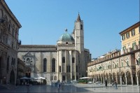 Piazza del Popolo s kostelem sv. Františka