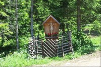 Dřevěný křížek u chaty