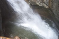 Řítící se voda v soutěsce