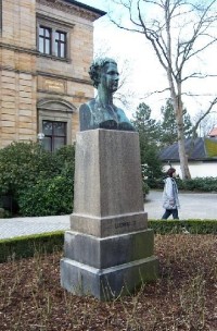 Pomník Ludwiga II.: Ludwig II. byl bavorský král, který podporoval Richarda Wagnera.