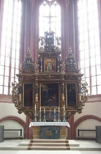 Hlavní oltář v Městském kostele: Pozdně renesanční z roku 1615.