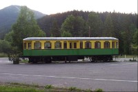 Starý železniční vagón upozorňuje na místní úzkokolejku