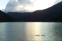 Západ slunce nad jezerem