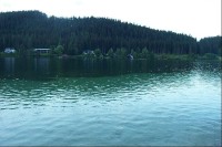 Rekreační objekty na protějším břehu