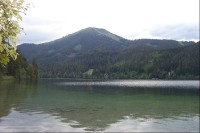 Jezero, v pozadí Gemeindealpe