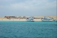 Lodě kotvící u pláže