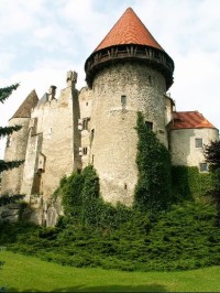 Vodní hrad - věž  s ochozem