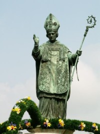 Sv:Willibald na kašně Willibaldsbrunnen: Sv.Willibald byl prvním eichstättským biskupem