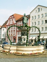 Kašna Willibaldsbrunnen na Marktplatz: Kašna Jakob Engel ( 1695 ), socha sv.Willibalda Hans Krumper ( 1625-28 ).