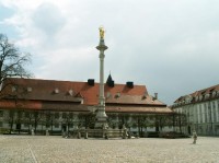 Residenzplatz s Mariánským sloupem a kašnou