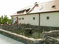 Nádrž s vodotryskem před terasou u restaurace