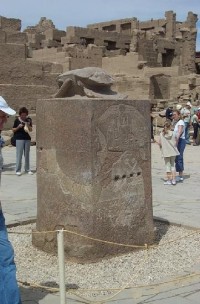 žulový skarabeus Amenhotepa III.