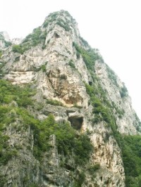 V těchto kopcích se skrývají jeskyně Frasassi