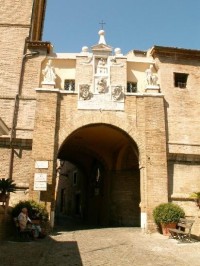 Brána, kterou procházejí poutníci k bazilice