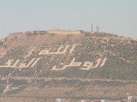 Kasbah nad městem s nápisem Bůh,král a vlast