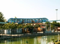 Monorail Arcobaleno jezdí nad areálem