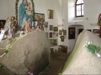 Svatý Kámen: Uvniř kostela