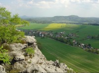 Papststein: Pohled přes Papstdorf na Zschirnstein