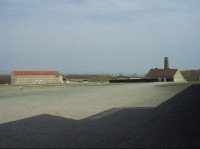 Pohled od brány (uvnitř tábora)
