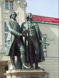 Památník Goetha a Schillera před divadlem