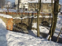 Most k zámku Bravantice: Jeden z nejstarších klenutých mostuů na severní Moravě, s vyjimečným středovým pilířem. Bohužel, po povodních 1997 velmi poničen. Vede středem Bravantic k zámku.