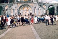 vozíčky pred bazilikou - pacienti idú do kúpeľa