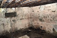 Nejvyšší patro bunkru, hlavní místnost se střílnou. Na podlaze leží betonová deska, která dříve zakrývala výklenek u vchodu. V levé stěně je vidět rouru. Na stěně jsou nápisy sovětských vojáků (1968-1991).