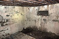 Nejvyšší patro bunkru, hlavní místnost se střílnou. Na podlaze leží betonová deska, která dříve zakrývala výklenek u vchodu. Vlevo je otvor a schody do druhého podzemního patra. Na zdi jsou nápisy sovětských vojáků (1968-1991).