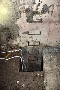 Nejvyšší patro bunkru, hlavní místnost. Otvor a schody do druhého podzemního patra.