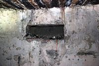 Nejvyšší patro bunkru, hlavní místnost se střílnou. Střílna byla zasypána zeminou.