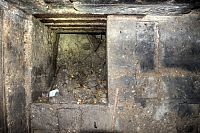 Spodní patro bunkru, výklenek. Nad ním je vstupní chodba a vstupní poklop.