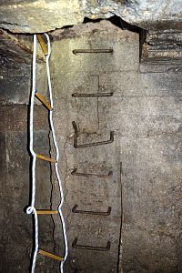 Spodní patro bunkru, otvor a schody vedoucí nahoru.