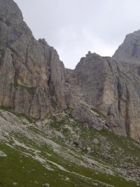 Dolomity-Gardeccia: Cesta na Rotwand strmou stezkou kamenní