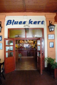 Szeged, Zahradní restaurace Blues kert