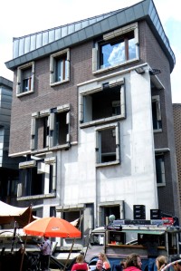 Utrecht, vlevo dole okno zpola ve vzduchu
