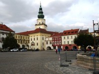 Kroměříž, náměstí, v pozadí zámek