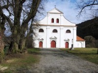 Přední strana kostela s trojími dveřmi