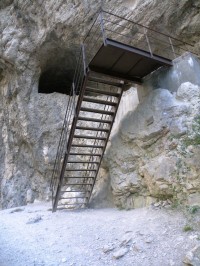 Nástupní schody do prvního tunelu