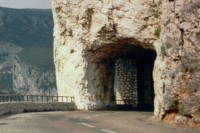 Silniční tunely ve skalách při projíždění okolo kaňonu