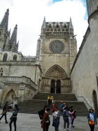 Burgos, na schodech katedrály vystupoval malý soubor