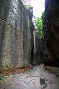 Hradní okružní cesta mezi skalami