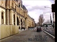 Paříž, vjezd do Louvru, z videa ´98